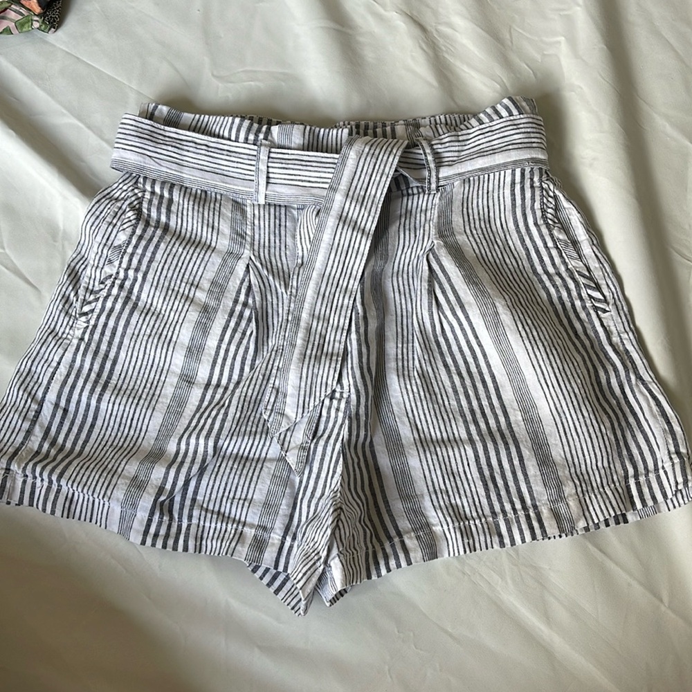 1386- C&C California bluish gray and white striped linen highwaist shorts- size8